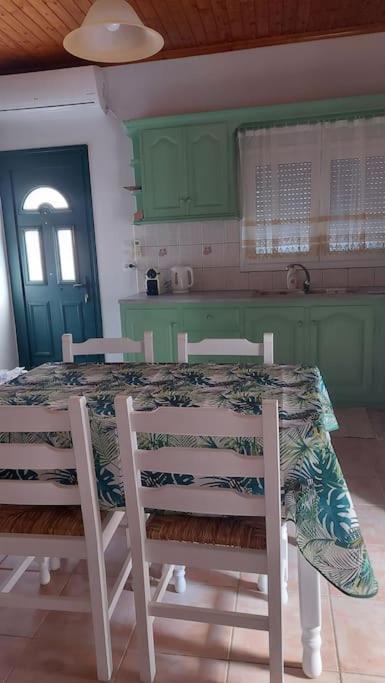Colorful 2-Bedroom House In Gaios Bagian luar foto